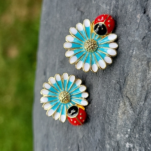 Jewelry - 💥LOW STOCK💥Bloomin' Ladybug Earrings